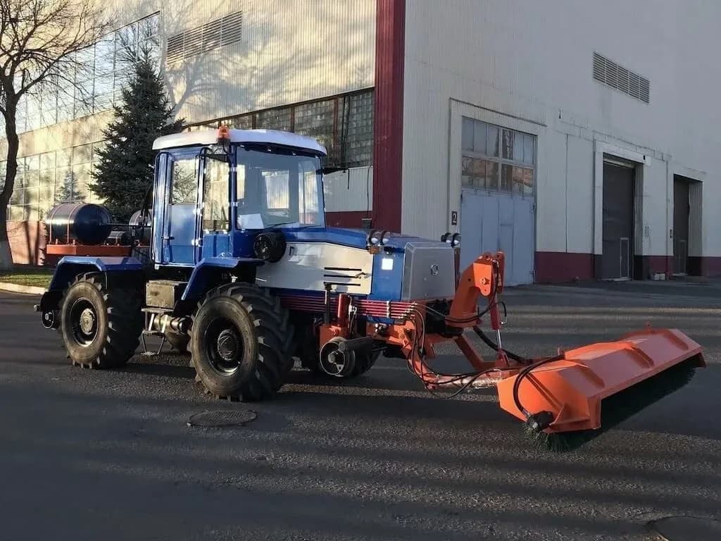 Щётка дорожная универсальная, навешенная на тягач КРТ-1, вид сзади слева